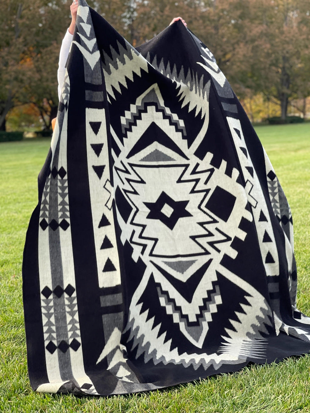 Loja Blanket - Ivory / Black